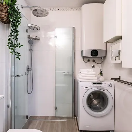 Modern & Spacious 1bdr Flat In *