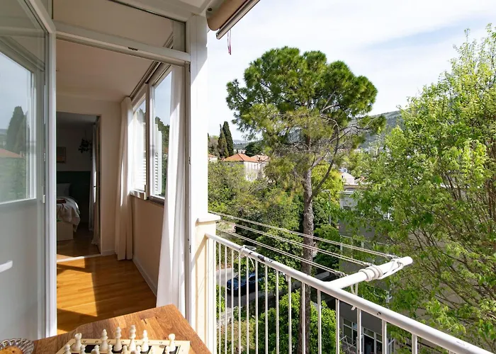 Modern & Spacious 1bdr Flat In *